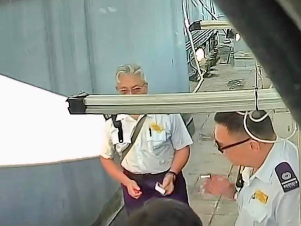 知法犯法？食環女職員穿制服後樓梯食煙斷正 網民怒轟賊喊捉賊
