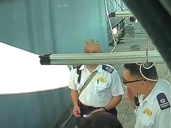 知法犯法？食環女職員穿制服後樓梯食煙斷正 網民怒轟賊喊捉賊