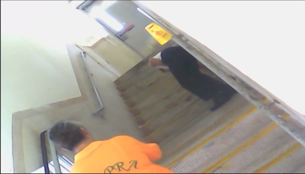知法犯法？食環女職員穿制服後樓梯食煙斷正 網民怒轟賊喊捉賊