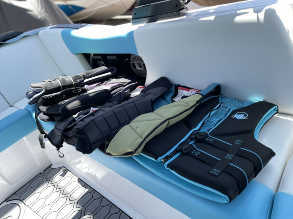 Yacht Holimood 好旅門遊艇 Wakesurf（圖片來源︰Yacht Holimood 好旅門遊艇）