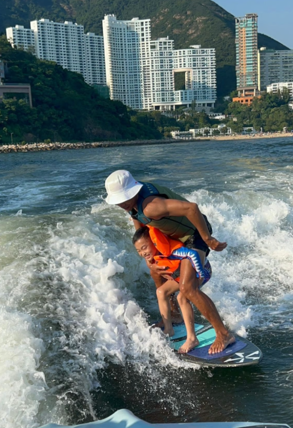Yacht Holimood 好旅門遊艇 Wakesurf（圖片來源︰Yacht Holimood 好旅門遊艇）