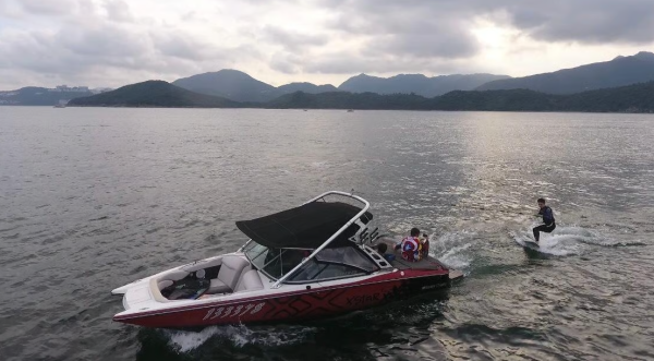 Yacht Holimood 好旅門遊艇 Wakesurf（圖片來源︰Yacht Holimood 好旅門遊艇）
