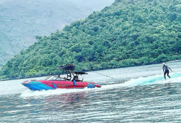 Yacht Holimood 好旅門遊艇 Wakesurf（圖片來源︰Yacht Holimood 好旅門遊艇）