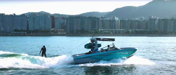 Yacht Holimood 好旅門遊艇 Wakesurf（圖片來源︰Yacht Holimood 好旅門遊艇）