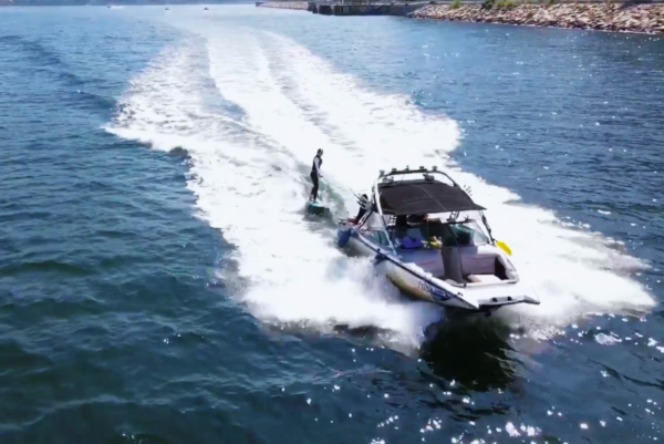 Yacht Holimood 好旅門遊艇 Wakesurf（圖片來源︰Yacht Holimood 好旅門遊艇）