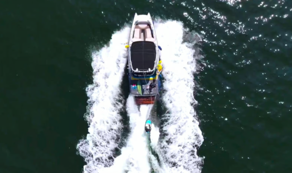Yacht Holimood 好旅門遊艇 Wakesurf（圖片來源︰Yacht Holimood 好旅門遊艇）