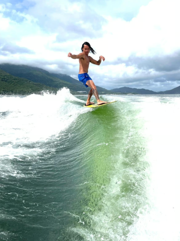 Yacht Holimood 好旅門遊艇 Wakesurf（圖片來源︰Yacht Holimood 好旅門遊艇）