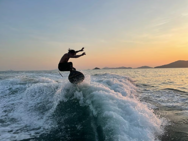 Yacht Holimood 好旅門遊艇 Wakesurf（圖片來源︰Yacht Holimood 好旅門遊艇）