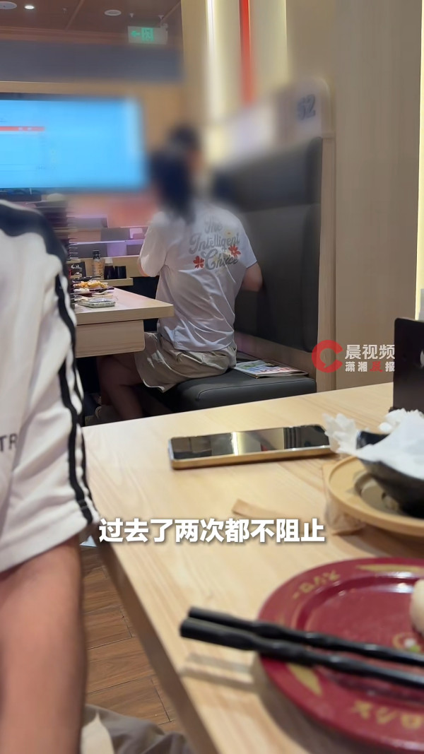 內地壽司郎驚見家長餐桌上用杯為小孩接小便！ 店家即時消毒座位廢棄餐具 
