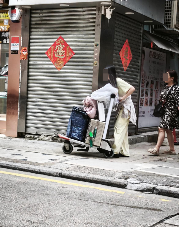旺角街頭驚現「機場行李車」！車上載滿行李被質疑偷車！網民熱議：到底點樣推到出街？