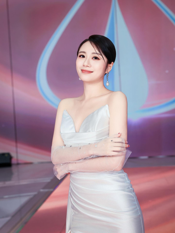 港姐王菲IG晒巨鑽宣布訂婚報喜！富貴歌手男友跪地求婚「邊度就係屋企」