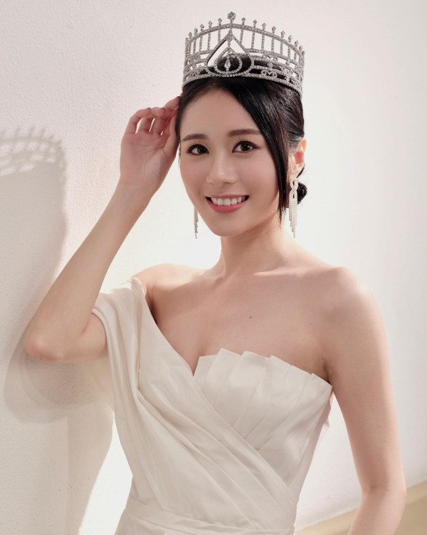 港姐王菲IG晒巨鑽宣布訂婚報喜！富貴歌手男友跪地求婚「邊度就係屋企」