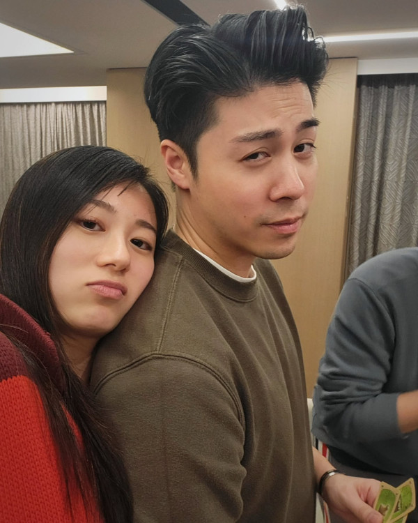 港姐王菲IG晒巨鑽宣布訂婚報喜！富貴歌手男友跪地求婚「邊度就係屋企」