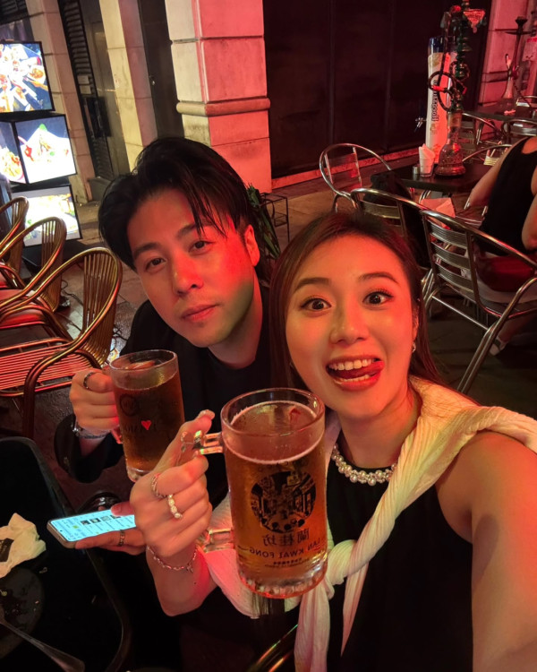 港姐王菲IG晒巨鑽宣布訂婚報喜！富貴歌手男友跪地求婚「邊度就係屋企」