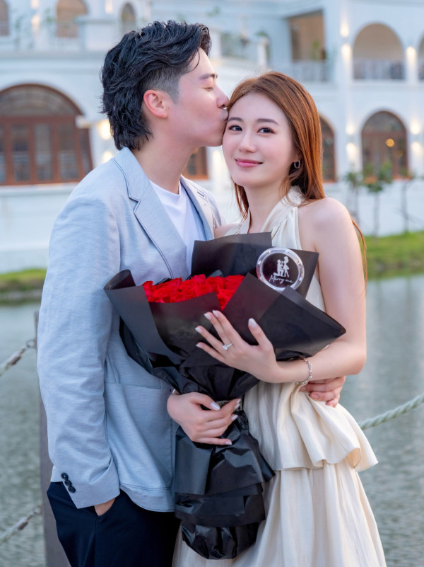 港姐王菲IG晒巨鑽宣布訂婚報喜！富貴歌手男友跪地求婚「邊度就係屋企」