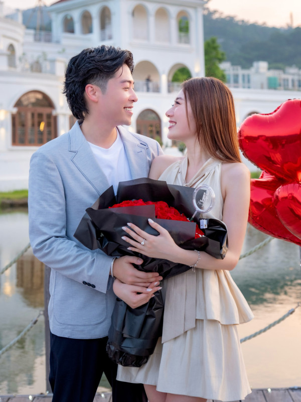 港姐王菲IG晒巨鑽宣布訂婚報喜！富貴歌手男友跪地求婚「邊度就係屋企」