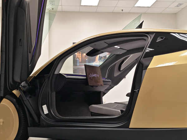 【率先睇】Tesla Cybercab 香港 9．9 首展！無軚盤無腳掣 Robotaxi 真車登場 6 大必睇位