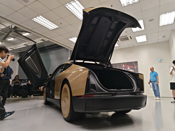 【率先睇】Tesla Cybercab 香港 9．9 首展！無軚盤無腳掣 Robotaxi 真車登場 6 大必睇位