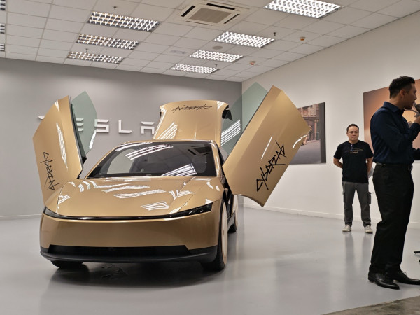 【率先睇】Tesla Cybercab 香港 9．9 首展！無軚盤無腳掣 Robotaxi 真車登場 6 大必睇位