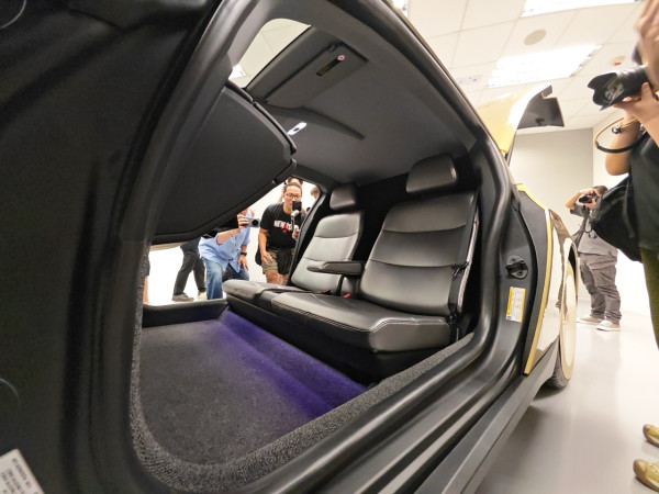 【率先睇】Tesla Cybercab 香港 9．9 首展！無軚盤無腳掣 Robotaxi 真車登場 6 大必睇位