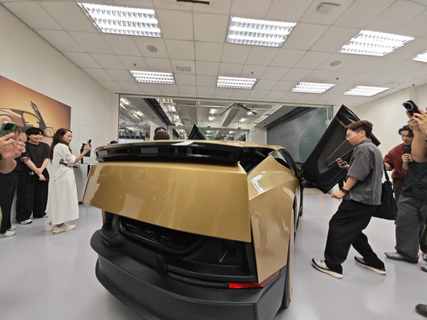 【率先睇】Tesla Cybercab 香港 9．9 首展！無軚盤無腳掣 Robotaxi 真車登場 6 大必睇位