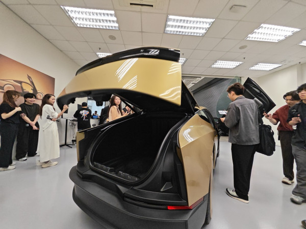 【率先睇】Tesla Cybercab 香港 9．9 首展！無軚盤無腳掣 Robotaxi 真車登場 6 大必睇位