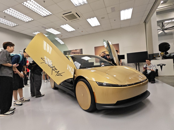 【率先睇】Tesla Cybercab 香港 9．9 首展！無軚盤無腳掣 Robotaxi 真車登場 6 大必睇位