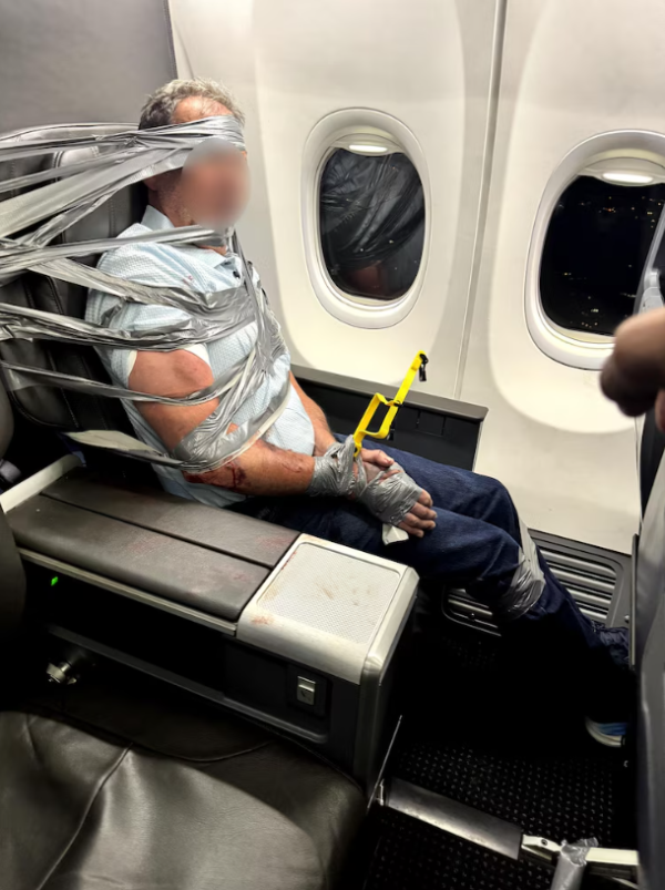 機上乘客突然發狂辱罵咬人！遭用膠紙索帶「五花大綁」航班迫降警方登機拘捕 
