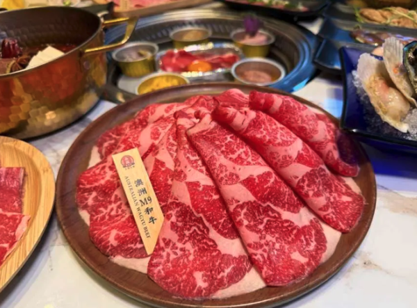 犇殿台灣火鍋低至$84！同時食火鍋/鐵板燒：晚市買1送1任食赤身牛肉/美國豬梅花/澳洲M9和牛