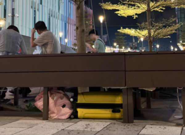 啟德體育園再現奇觀！公眾長凳淪「免費儲物櫃」網民睇到眼火爆：點解咁cheap