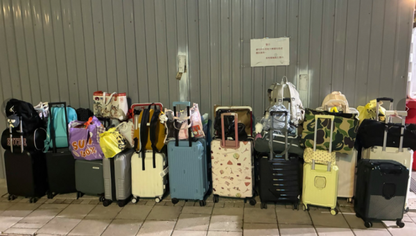 啟德體育園再現奇觀！公眾長凳淪「免費儲物櫃」網民睇到眼火爆：點解咁cheap