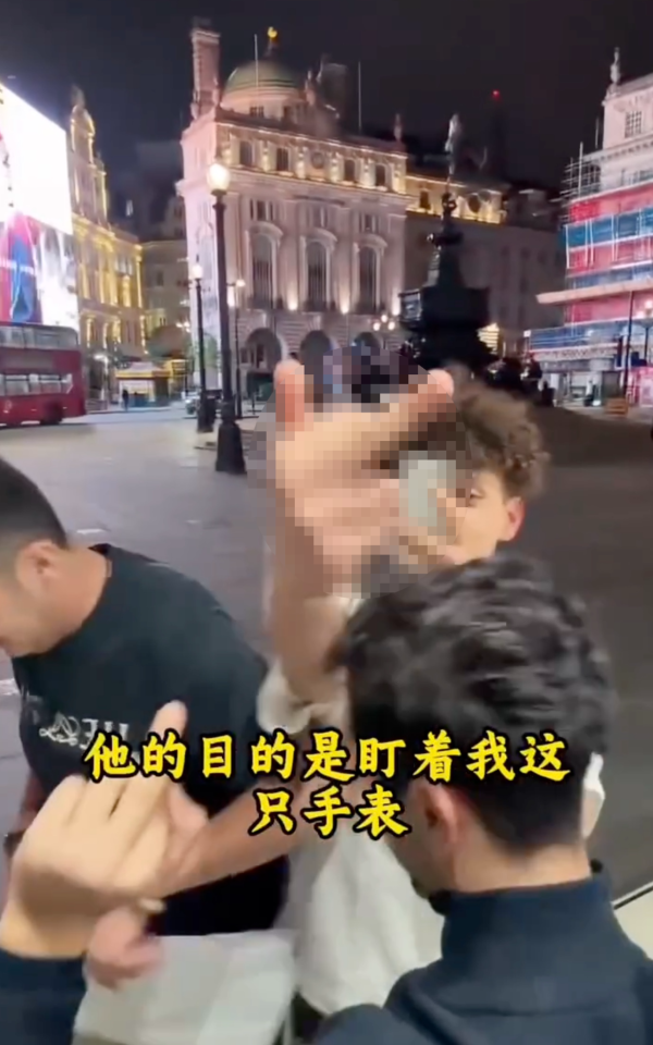 內地網紅倫敦鬧市直播遇襲 遭多名青年當街圍毆搶劫 事主怒批當地警方草率了事