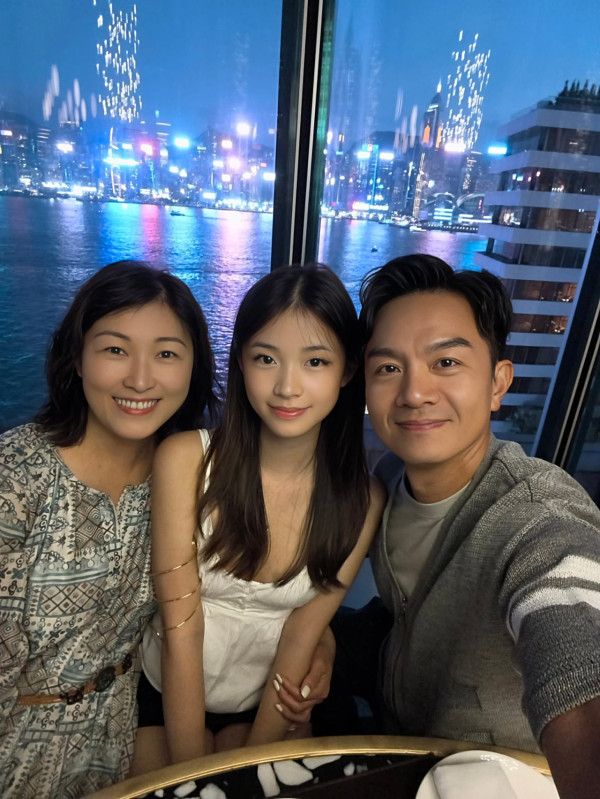 胡諾言陳琪17歲大女慶生照曝光！小露性感Deep V晒身材意外惹網民兩極爭議