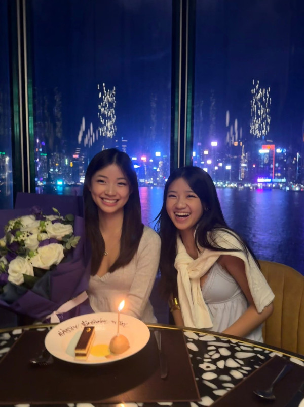 胡諾言陳琪17歲大女慶生照曝光！小露性感Deep V晒身材意外惹網民兩極爭議