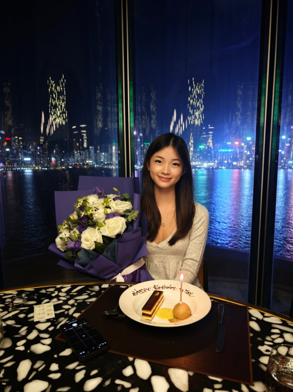 胡諾言陳琪17歲大女慶生照曝光！小露性感Deep V晒身材意外惹網民兩極爭議