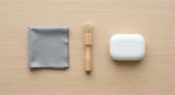 AirPods 等耳機幾耐未洗？耳仔痕、悶塞、有異味要小心 醫生：勿亂挖耳【附 5 分鐘清潔教學＋安全音量貼士】