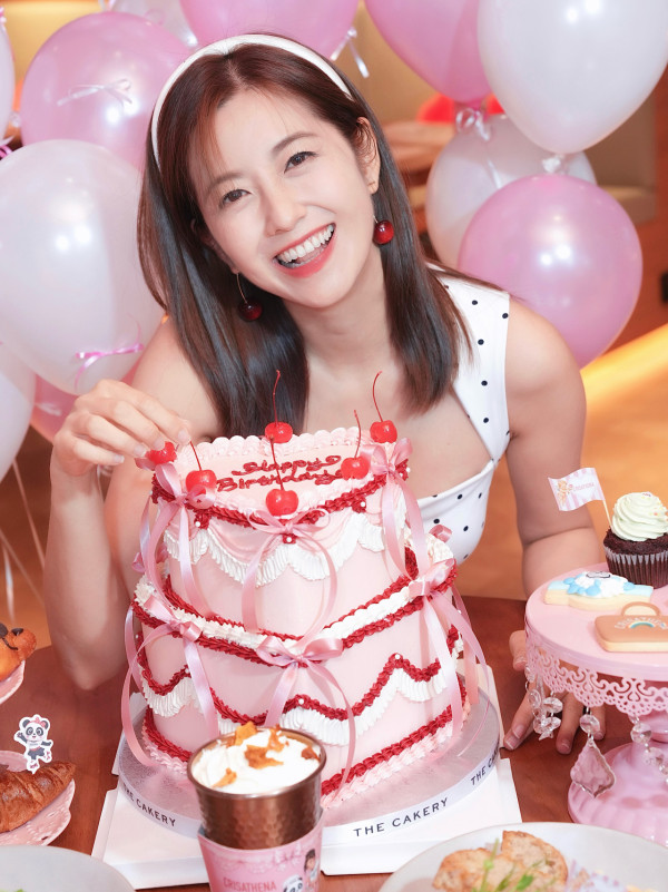 45岁陈自瑶近镜生图爆现鱼尾纹！网友疯传掀两极论战：出卖年龄vs自然老去