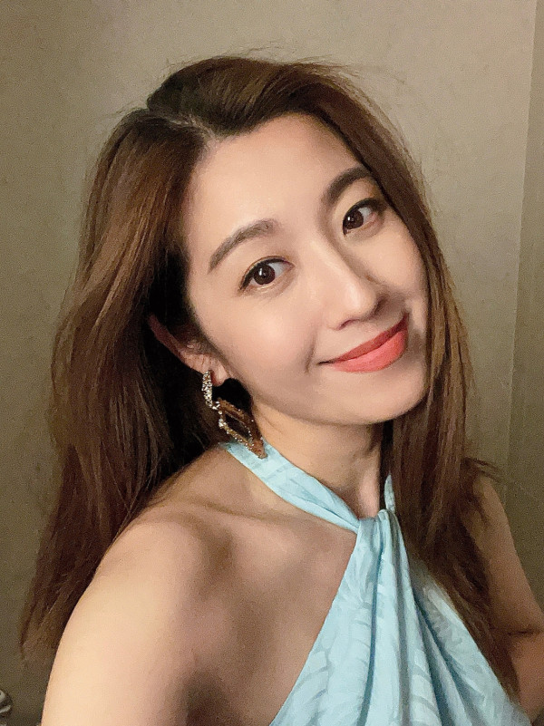 45岁陈自瑶近镜生图爆现鱼尾纹！网友疯传掀两极论战：出卖年龄vs自然老去