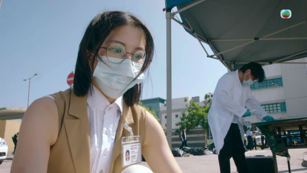 《死有对证》首播｜陈晓华演面懵心精正能量法医新手！笑脸迎战Mean爆上司韦家雄拎晒符
