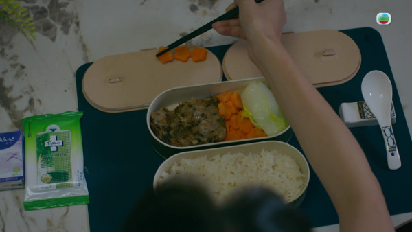 《死有对证》首播｜陈晓华演面懵心精正能量法医新手！笑脸迎战Mean爆上司韦家雄拎晒符
