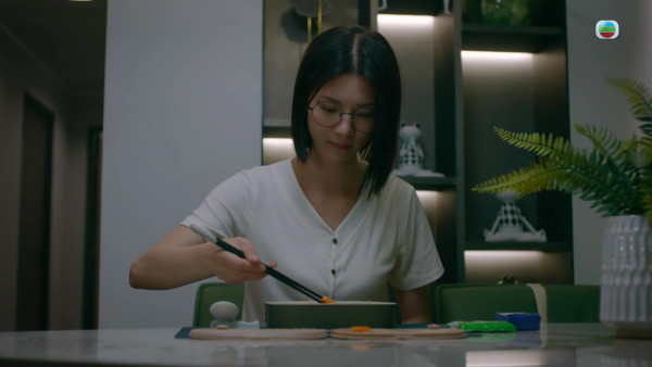 《死有对证》首播｜陈晓华演面懵心精正能量法医新手！笑脸迎战Mean爆上司韦家雄拎晒符