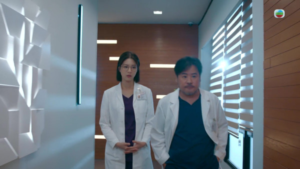 《死有对证》首播｜陈晓华演面懵心精正能量法医新手！笑脸迎战Mean爆上司韦家雄拎晒符