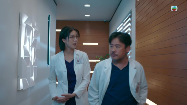 《死有对证》首播｜陈晓华演面懵心精正能量法医新手！笑脸迎战Mean爆上司韦家雄拎晒符