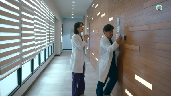 《死有对证》首播｜陈晓华演面懵心精正能量法医新手！笑脸迎战Mean爆上司韦家雄拎晒符
