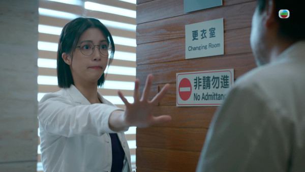 《死有对证》首播｜陈晓华演面懵心精正能量法医新手！笑脸迎战Mean爆上司韦家雄拎晒符