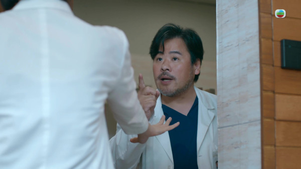 《死有对证》首播｜陈晓华演面懵心精正能量法医新手！笑脸迎战Mean爆上司韦家雄拎晒符