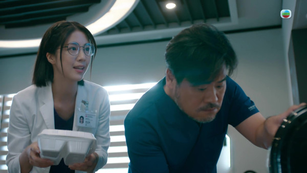 《死有对证》首播｜陈晓华演面懵心精正能量法医新手！笑脸迎战Mean爆上司韦家雄拎晒符