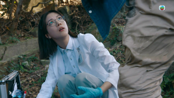 《死有对证》首播｜陈晓华演面懵心精正能量法医新手！笑脸迎战Mean爆上司韦家雄拎晒符
