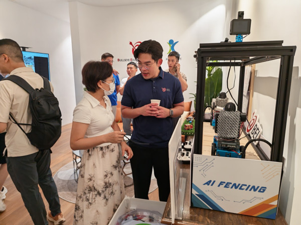 BEL 團隊向到訪教師介紹 AI Fencing 教具，交流課堂落地經驗。