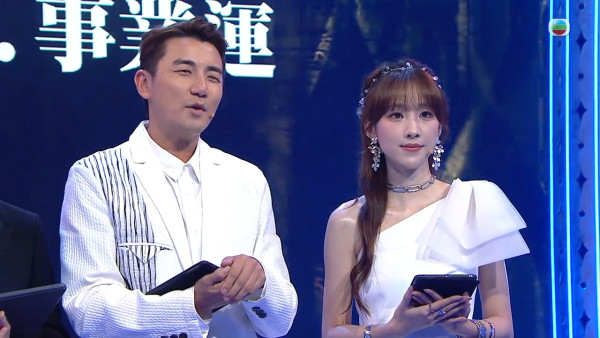 玄战Jenny｜甄敏芳获封新一代入屋女神人气急升！白色仙气造型如真人雅典娜超惊艳
